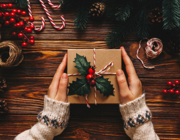 Ceasca de ceai inconjurata de frunze de ceai